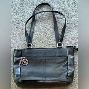 GIANI BERNINI LEATHER SHOULDER BAG! Black. ~9”H X 14”W X 4”D. 2 Outer Pockets.
